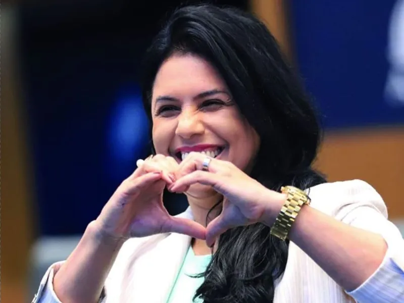Rosane Felix no plenário da ALERJ, fazendo um coração com as mãos